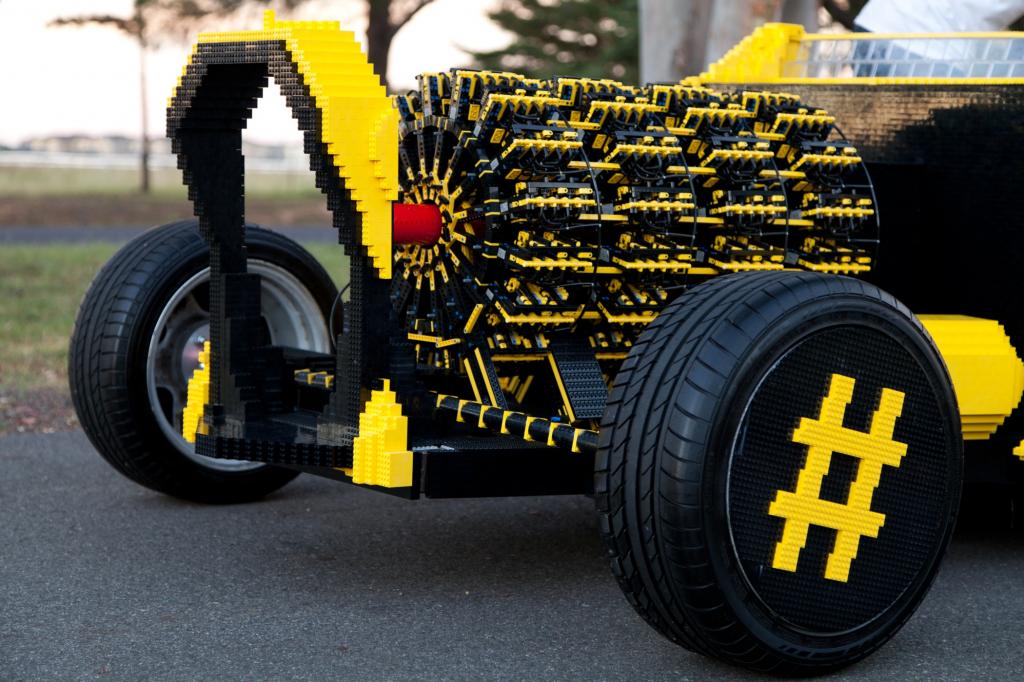 Die vier Sternmotoren beschleunigen den Hot Rod auf bis zu 30 km/h