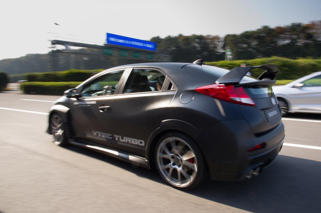 Eindrucksvoll am Type-R, der mit seiner tiefen Frontschürze, den riesig breiten Radläufen und dem mächtigen Spoiler im schwarzen Tarnlack aussieht wie Batmans Stadtwagen, ist aber nicht nur der Drang seines Triebwerks.