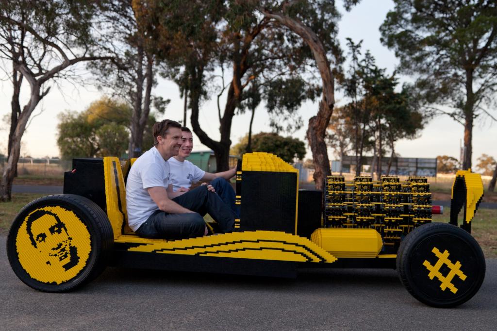 Fast alles in diesem Auto ist aus Lego