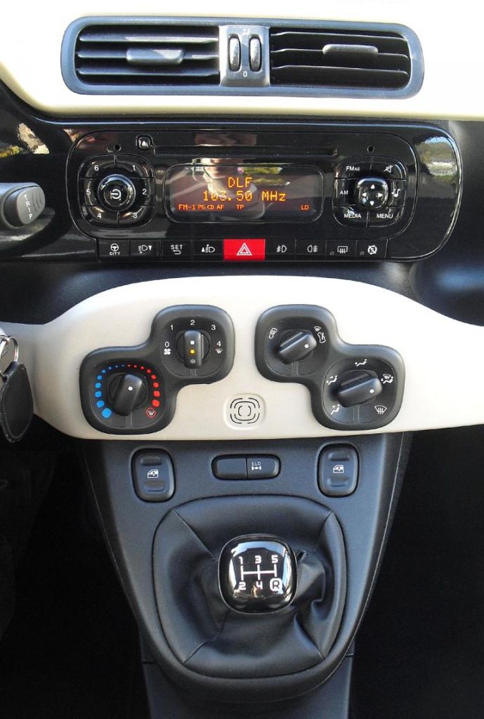 Fiat Panda: Blick auf den mittleren Armaturenträger. 