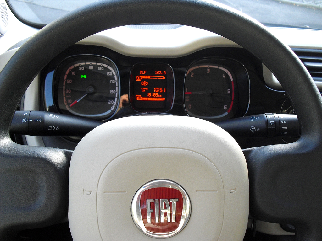 Fiat Panda: Blick durch den Lenkradkranz auf die Instrumentierung. 