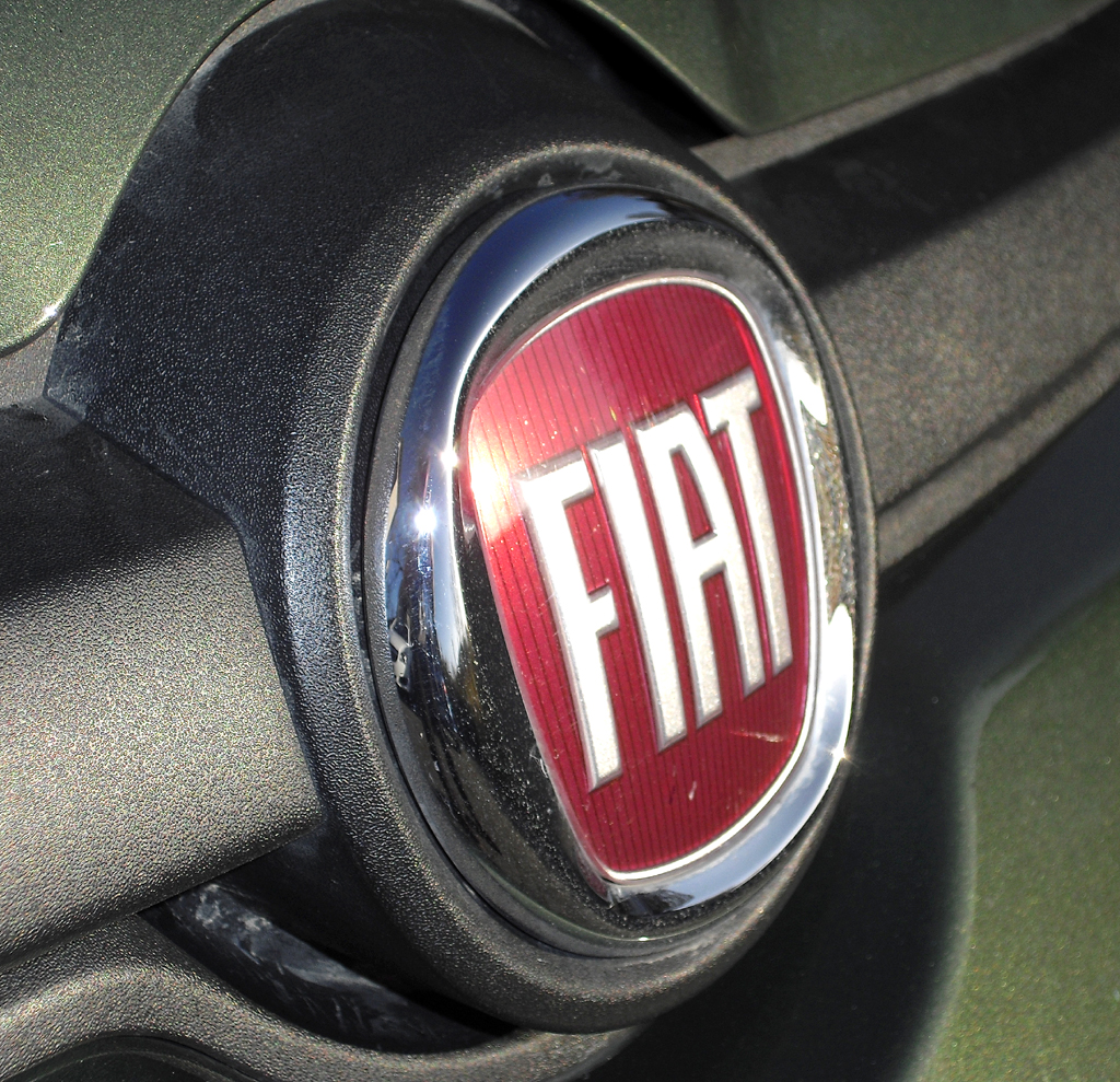 Fiat Panda: Das Markenlogo sitzt vorn mittig in einer Hartplastik-Leiste. 