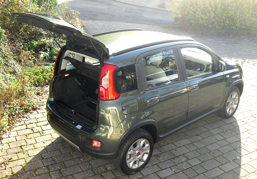 Fiat Panda: Ins Gepäckabteil passen noch 225 bis 870 Liter hinein. 