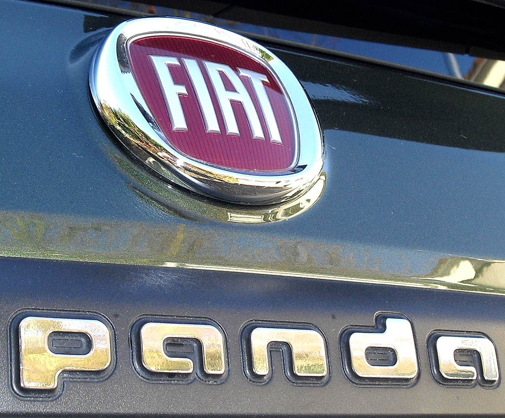 Fiat Panda: Markenlogo und Modellname auf der Heckklappe. 