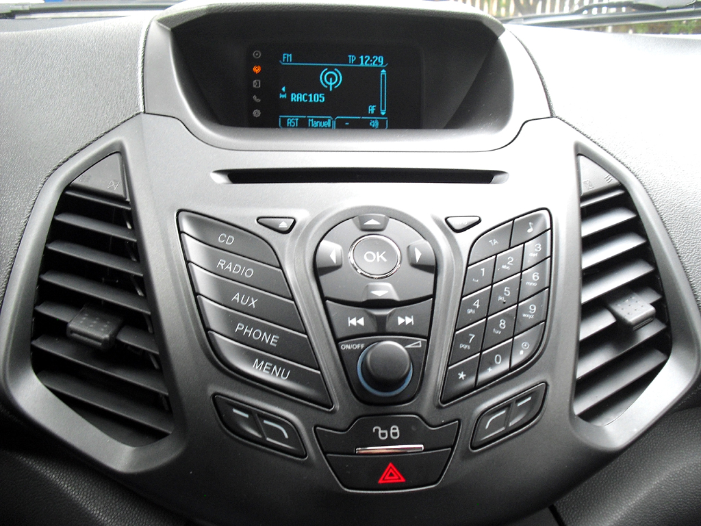 Ford EcoSport: Blick auf den mittleren Armaturenträger mit dem kleinen Display oben. 
