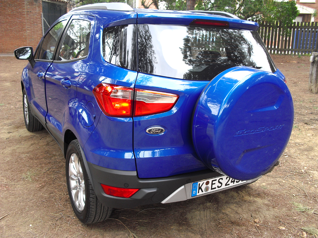 Ford EcoSport: Blick auf die Heckpartie mit der Reserverad-Halterung außen an der Tür. 