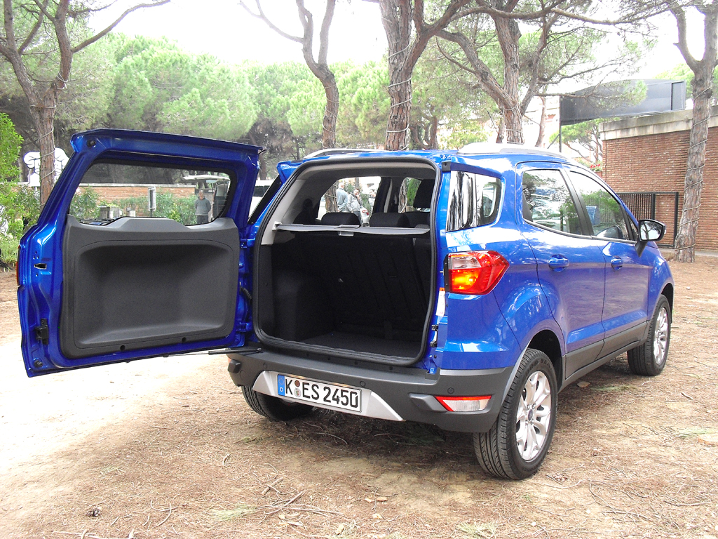 Ford EcoSport: Ins Gepäckabteil passen 333 bis 1238 Liter. 