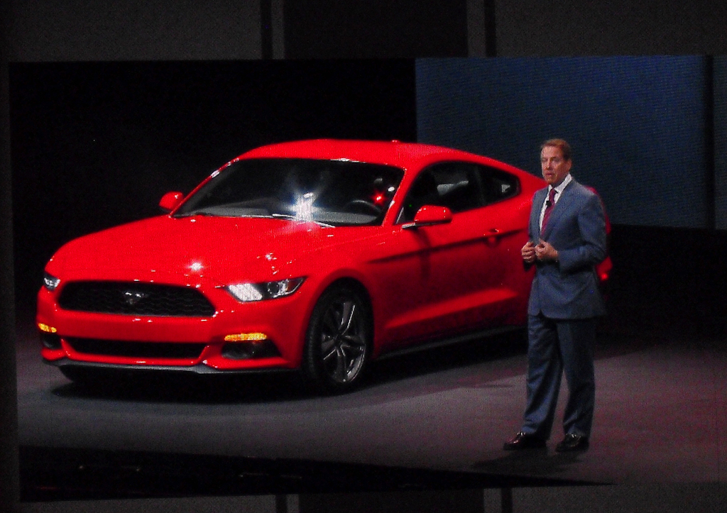 Ford-Urenkel Bill stellt den neuen Mustang vor, hier das Coupé