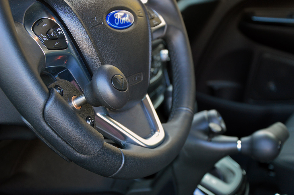Ford hilft Menschen mit Mobilitätseinschränkung hinters Steuer