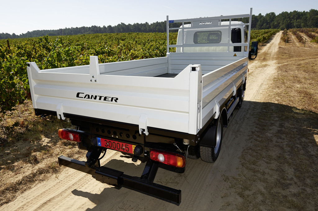 Fuso Canter jetzt auch mit Aufbauten ab Werk