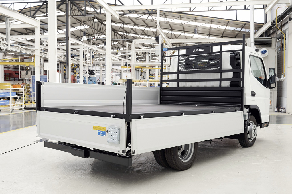 Fuso Canter jetzt auch mit Aufbauten ab Werk
