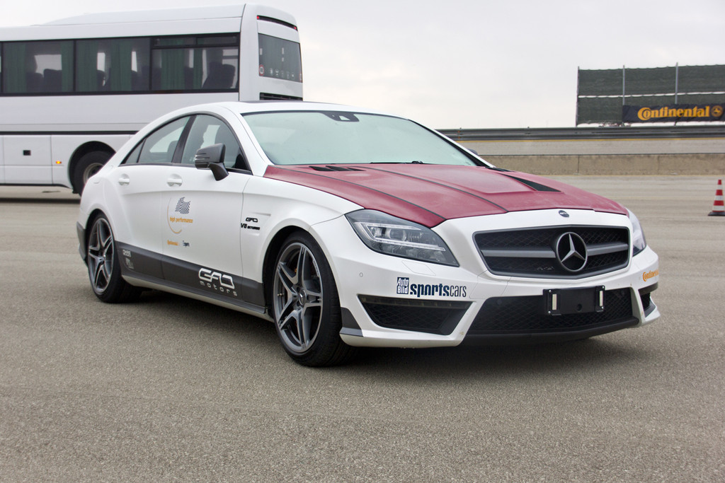 GAD lieh sich für die zweite Rekordfahrt in Nardo die rote Motorhaube vom Mercedes-Benz CLS 63 AMG der Kollegen von GSC aus.