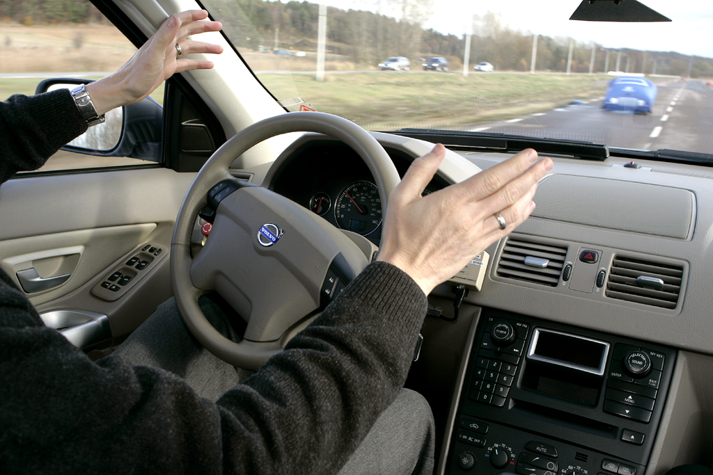 Hände gehören ans Lenkrad: Wer ein Handy in die Hand nimmt und nutzt, der zahlt. 