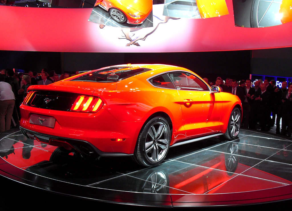 Heck-/Seitenansicht des Coupé-Mustangs von Ford.