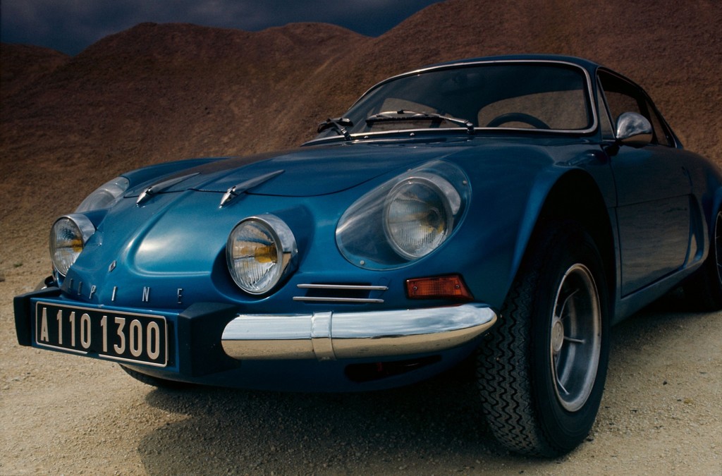 Im Bücherregal: Alpine A 110  – kleine Flunder ganz groß