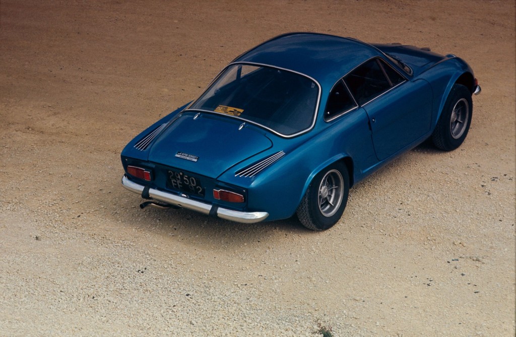 Im Bücherregal: Alpine A 110  – kleine Flunder ganz groß