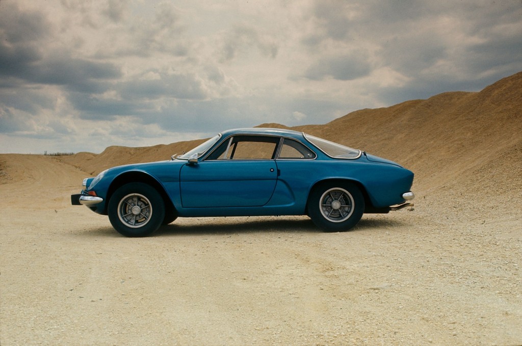 Im Bücherregal: Alpine A 110  – kleine Flunder ganz groß