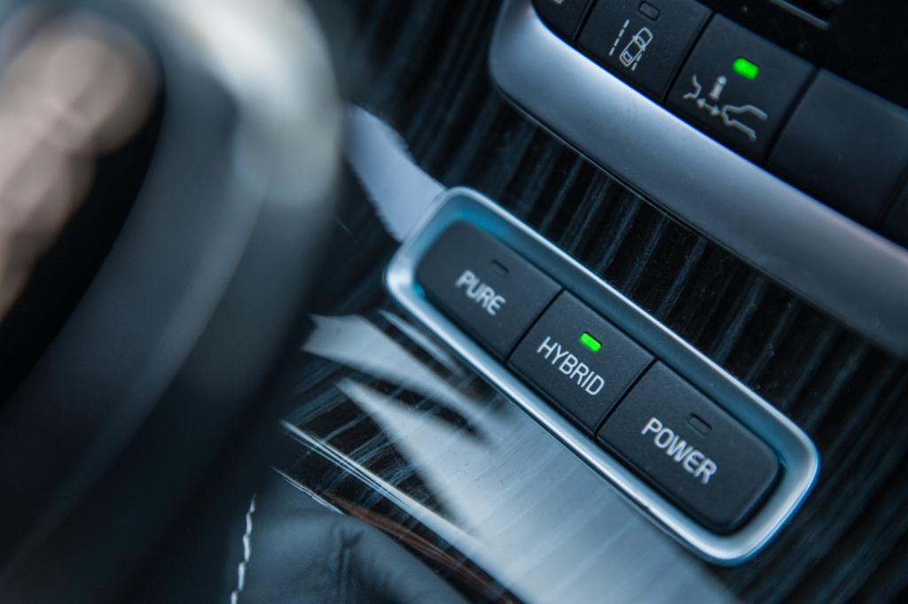 Im Hybrid-Modus arbeiten Diesel und Elektromotor zusammen