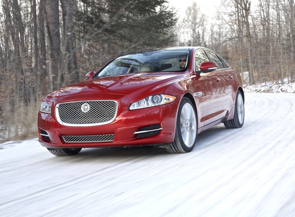 Jaguar und Land Rover bieten Winterfahrtraining