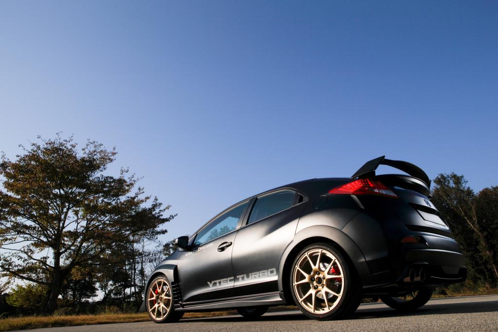Kaum mehr getarnt, nur mattschwarz lackiert, wartet er darauf, dass ein Gasstoß den Vierzylinder weckt und der Turbo zu pfeifen beginnt.