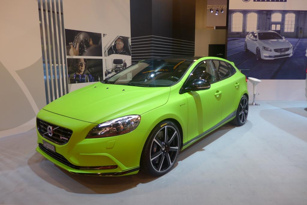 Komplette Fahrzeuge in Neonfarben sind auf der Messe keine Seltenheit.