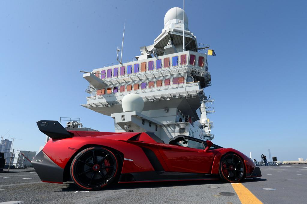 Lamborghini-Supersportler gibt sein Debut auf Flugzeugträger