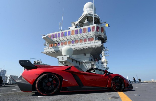 Lamborghini-Supersportler gibt sein Debut auf Flugzeugträger