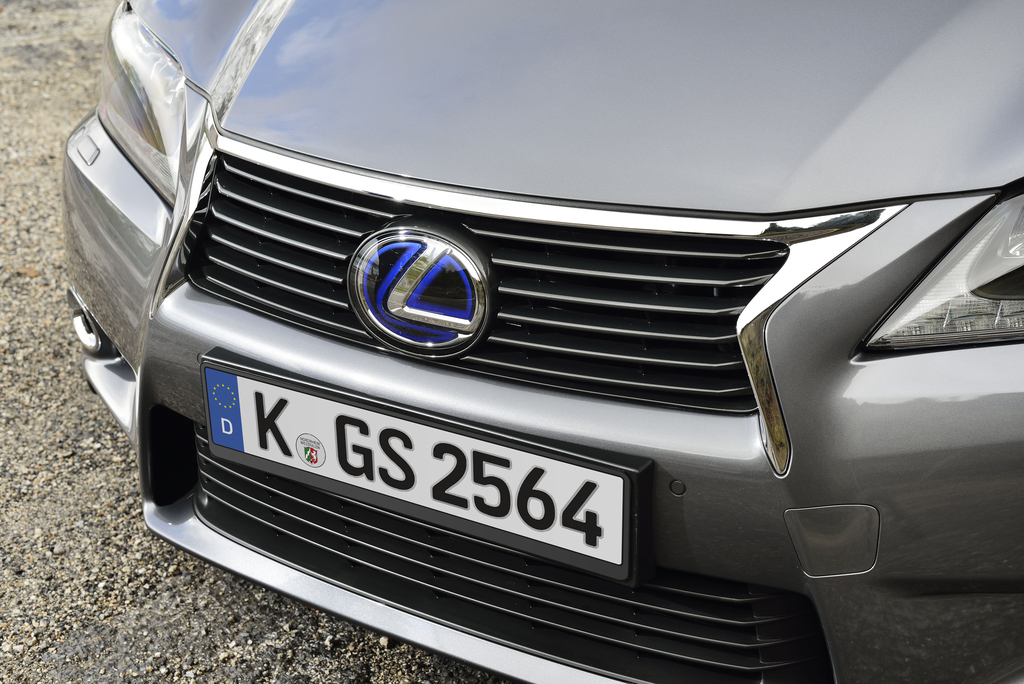 Lexus GS 300h: Blick auf die Frontpartie mit dem Markenlogo im Kühlergrill. 