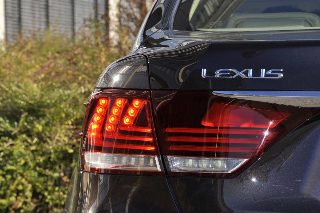 Lexus = Luxus
