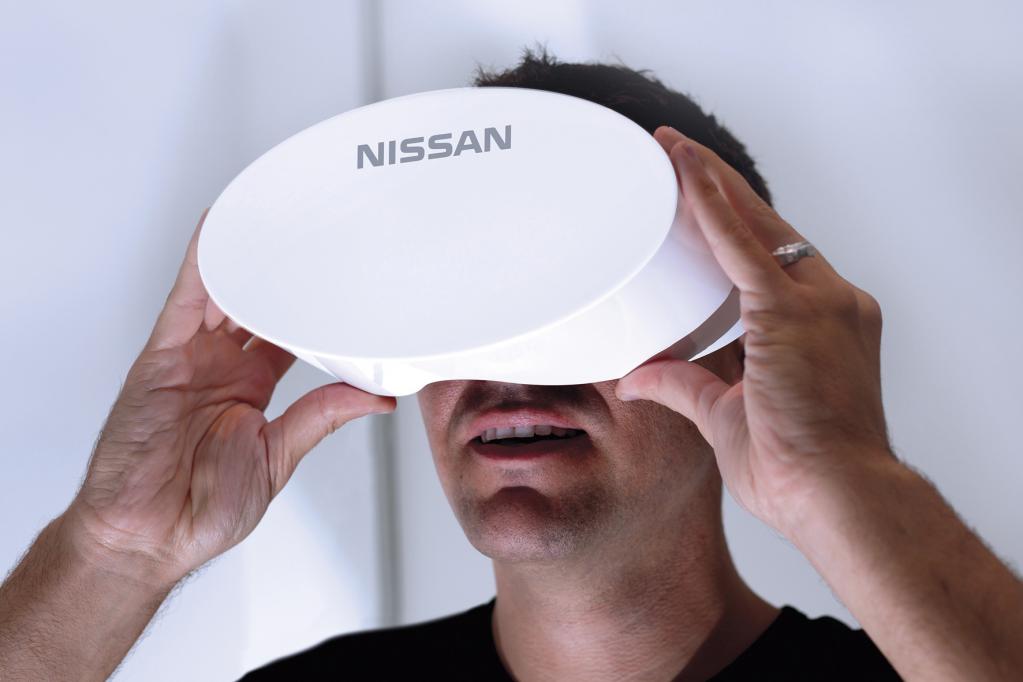 Messebesucher zeichnen künftige Nissan-Modelle