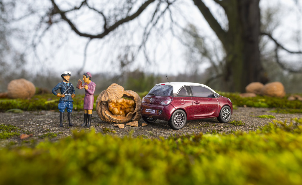 Mini-Adam vor realer Kulisse in Szene gesetzt