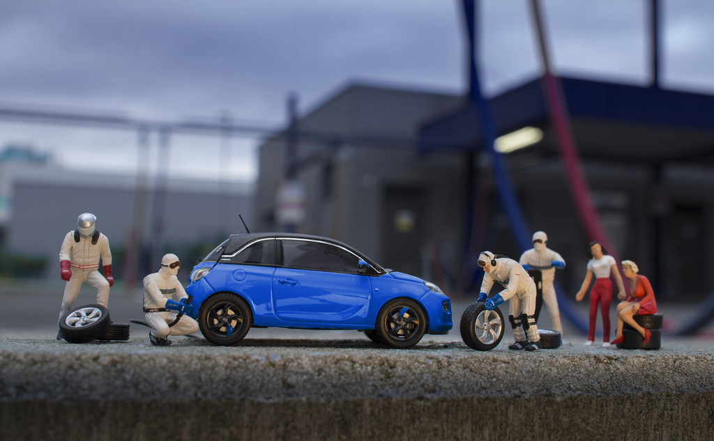 Mini-Adam vor realer Kulisse in Szene gesetzt