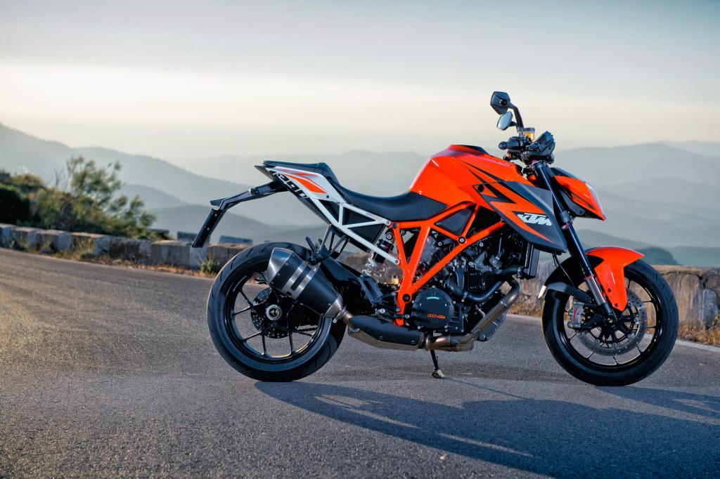Mit 132 kW/180 PS und 144 Nm Drehmoment bei rund 205 Kilogramm Gewicht stellt die 1290 Super Duke R ab sofort das überlegene Bike dieses Segments dar.