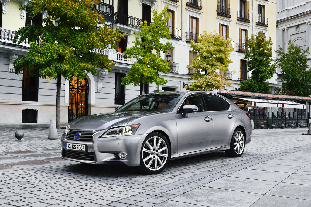 Mit Verbrennungs- und Elektromotor: Lexus GS 300h. 