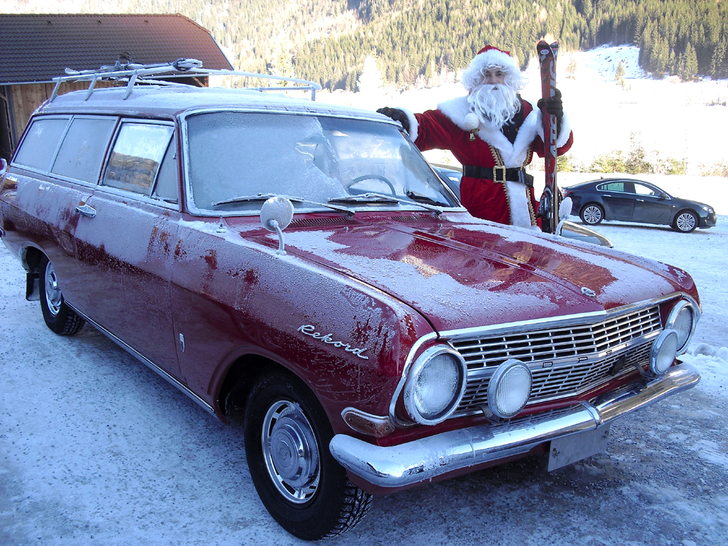 Mit Weihnachtsmann beim Winterdrive: Oldtimer Opel Caravan 1700.