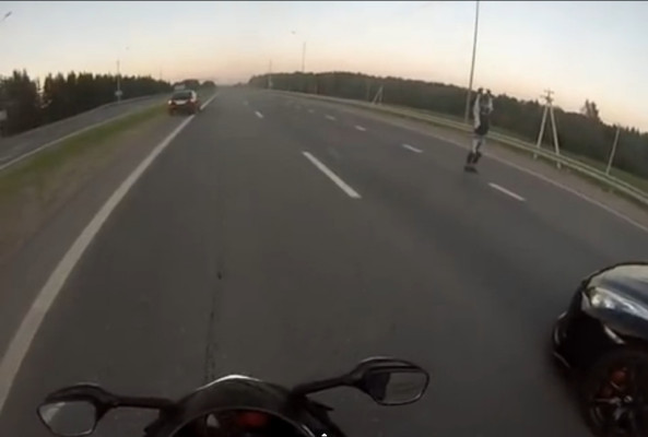 Nissan GTR vs. Yamaha R1 - Wer macht das Rennen?