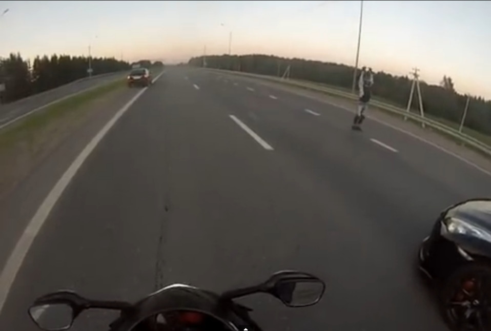 Nissan GTR vs. Yamaha R1 - Wer macht das Rennen?