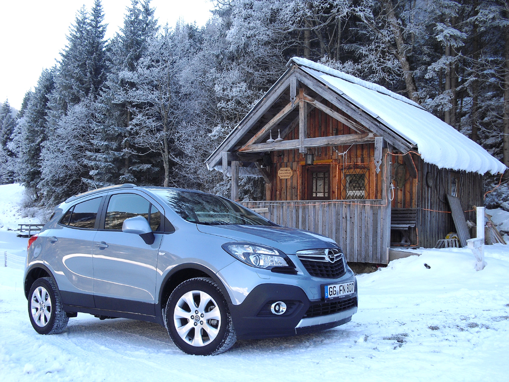 Opel-Allrad-Mokka vor dem 