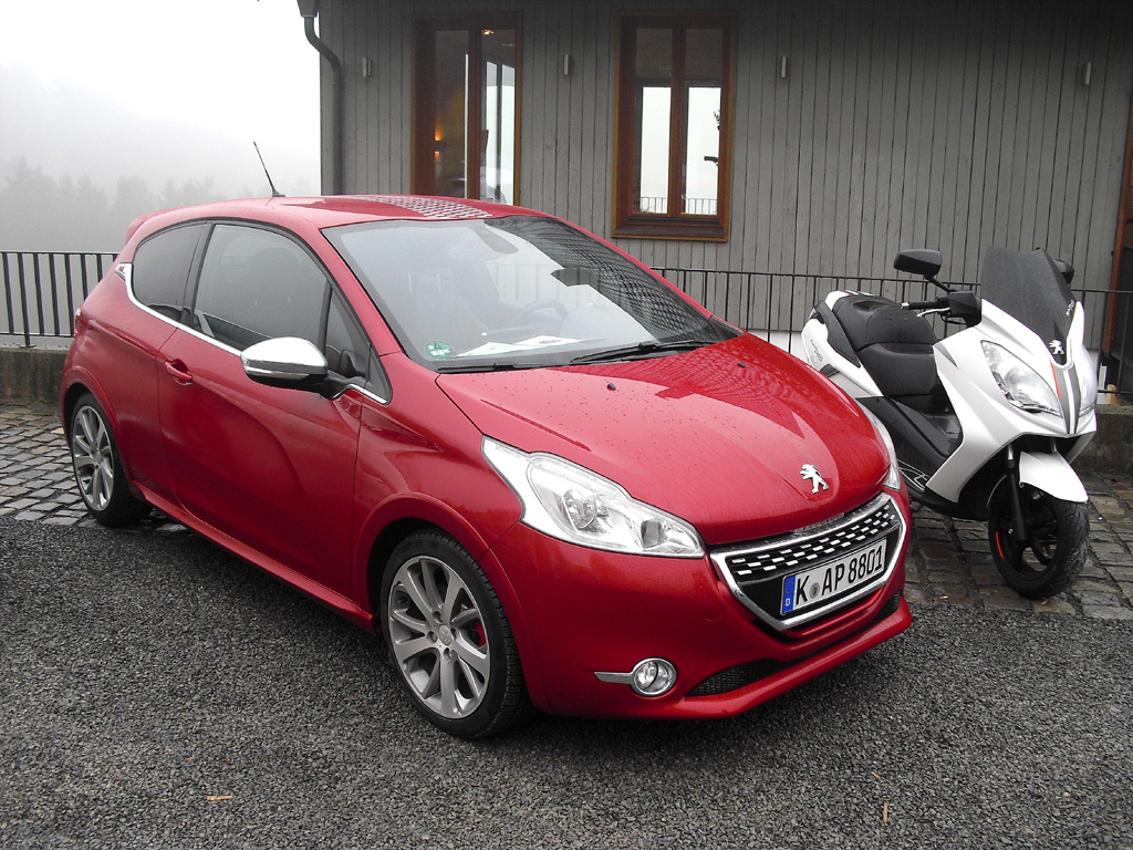 Peugeot ist auf zwei und vier Rädern, links der neue 208 GTi, unterwegs. 