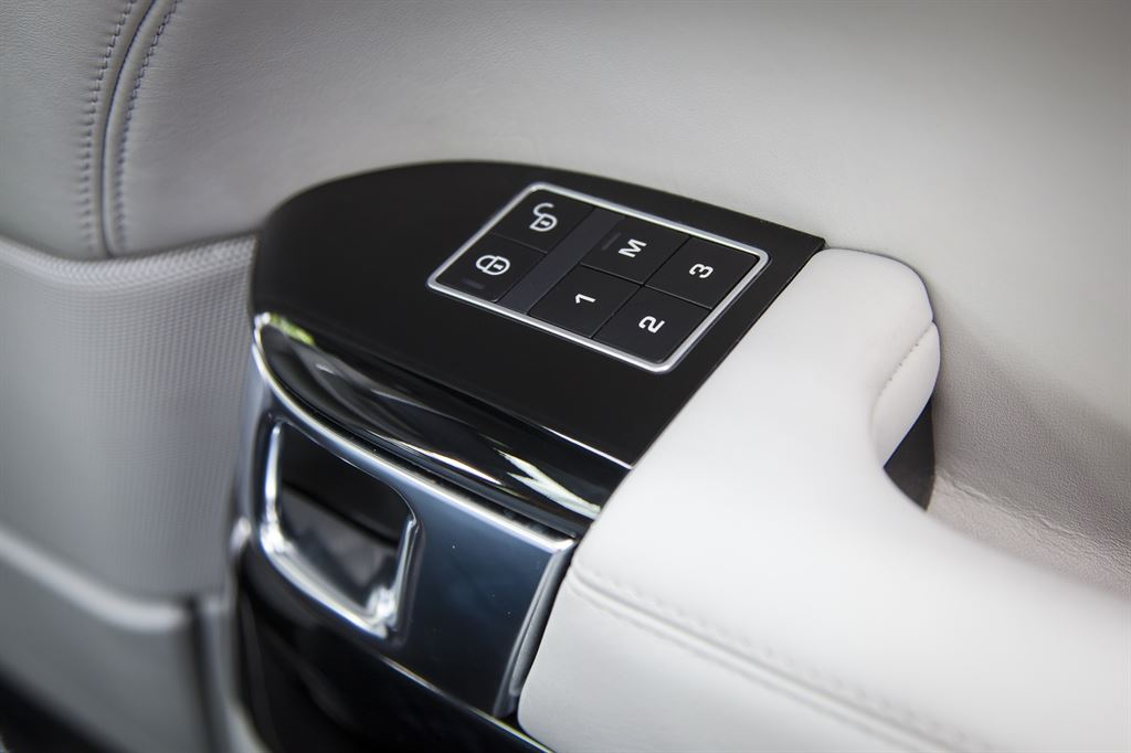 Range Rover LWB - Hinterbänkler auf dem Hochsitz