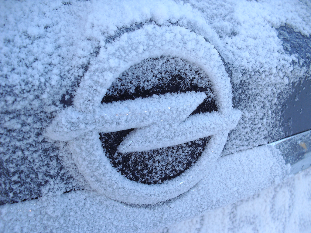 Schnee auf dem Blitz-Markenlogo beim Opel-Winterdrive 2013 in Obertauern. 