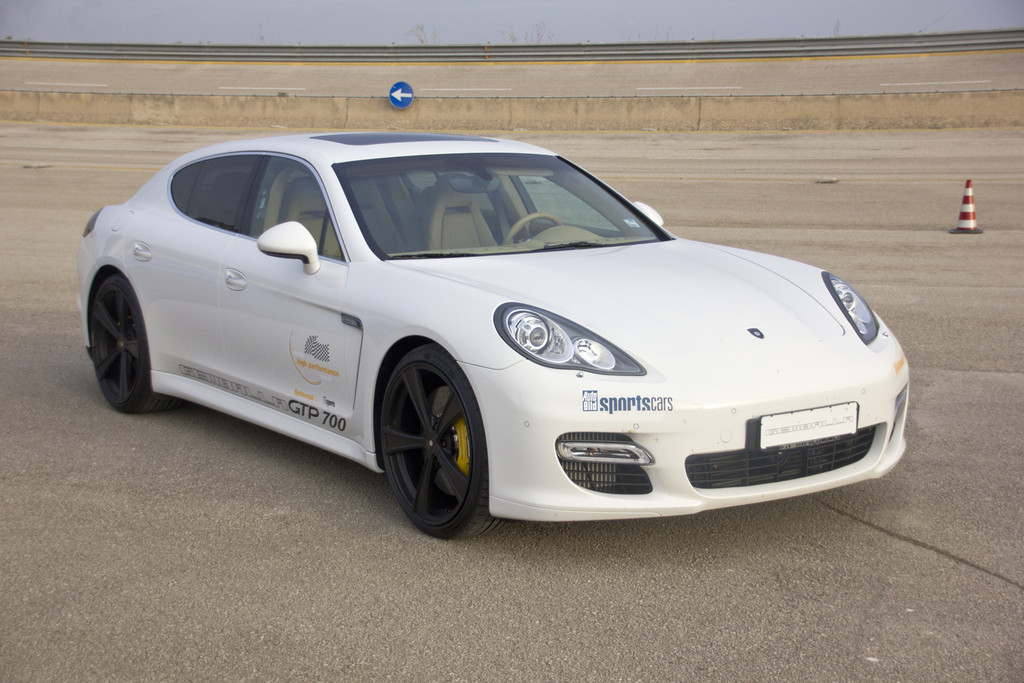 Schnellster Viertürer über zwei Tonnen: Der Porsche Panamera GTP700 mit 700 PS von Gemballa erreichte in Nardo 338,8 km/h.