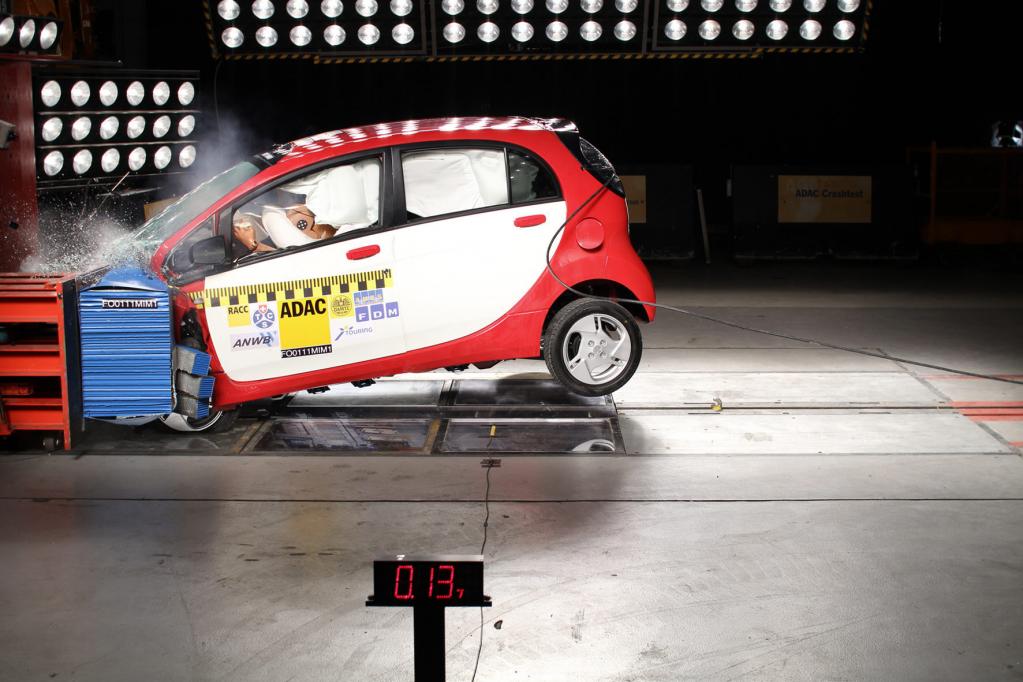 Schwachstelle Front - ADAC fordert Schutzschild für europäische Pkw