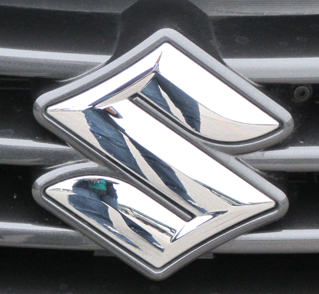 Suzuki, hier Markenlogo, steht für Klein- und Allradwagen. 