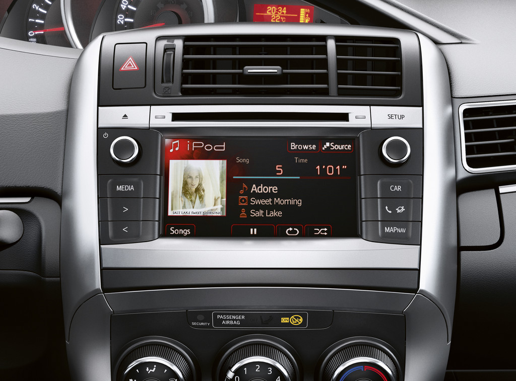 Toyota Verso fährt mit neuem Infotainment-System vor