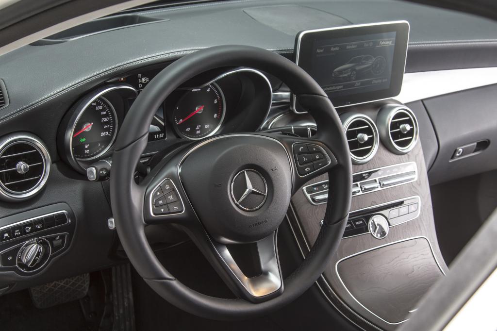Wie groß die C-Klasse tatsächlich wurde, das will Mercedes erst verraten, wenn die Weltpremiere in Detroit ein wenig näher gerückt ist.