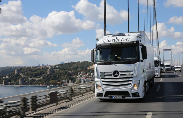 Wings on Wheels: Acht Mercedes-Benz Actros unterwegs