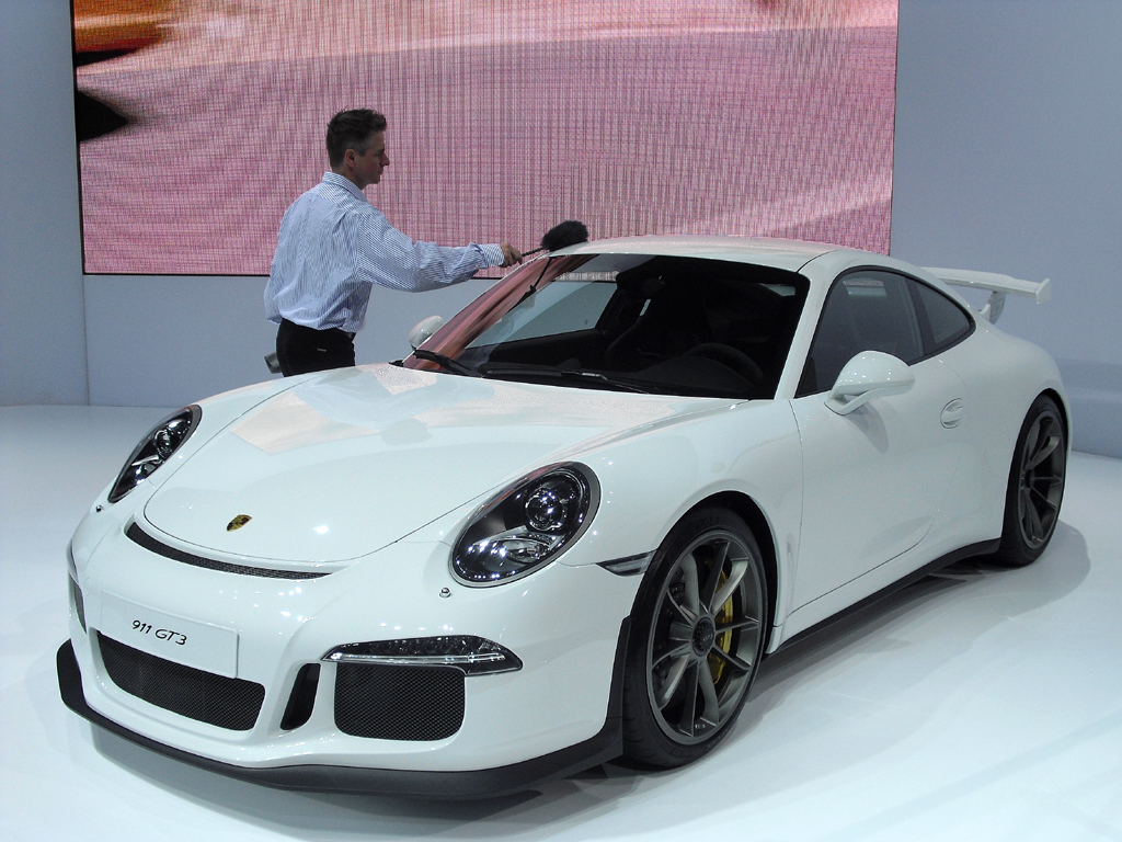 Wohlhabende können sich auch einen Sportwagen, hier Porsche bei der Messe in New York, leisten. 