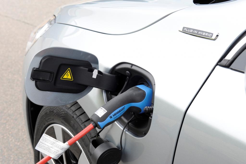Zwischen 3,5 (16 Ampere) und 7,5 Stunden (sechs Ampere) dauert eine Vollladung