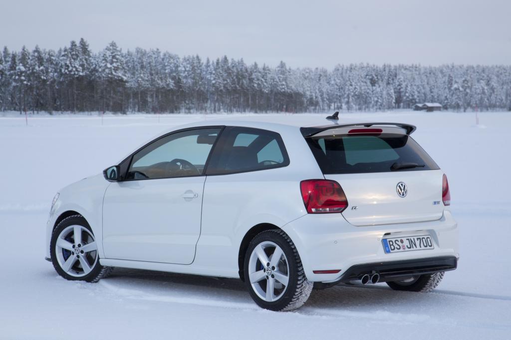  Die Chefs der wichtigsten Marken des VW-Konzerns sind angereist, um in den verborgenen, einsamen Schneeweiten Finnlands Fahrzeuge freizugeben – oder eben nicht.